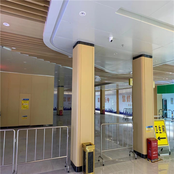 黄平医院弧形氟碳2.5mm铝单板规格 木纹U形槽铝方通吊顶规格 冲孔雕花镂空铝单板规格